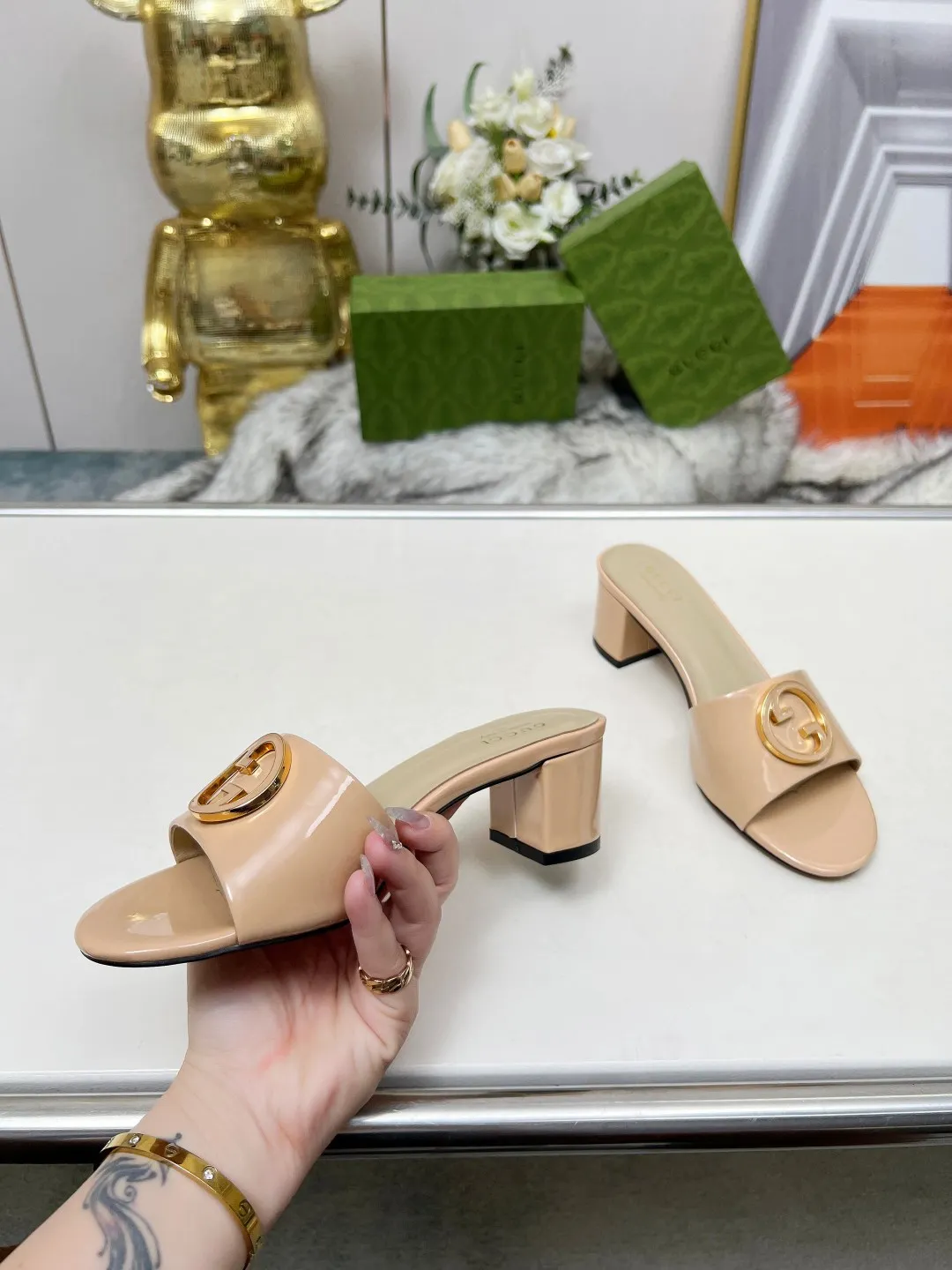 👟👟Ex-factory price 360👟👟 Genuine leather sole +40 Gucci 𝟐𝟎𝟐5 new spring and summer double G buckle round toe medium heel slippers, this G family series of slippers are so beautiful, high-end must buy~ The double G Logo is so beautiful on the feet, a classy style! The buttons have the GUCCI logo. Fabric: Cowhide Lining: Sheepskin lining Sheepskin pad Heel height: 5CM Sole: Italian genuine leather outsole Size: 35-44 [42 43 44 customized]